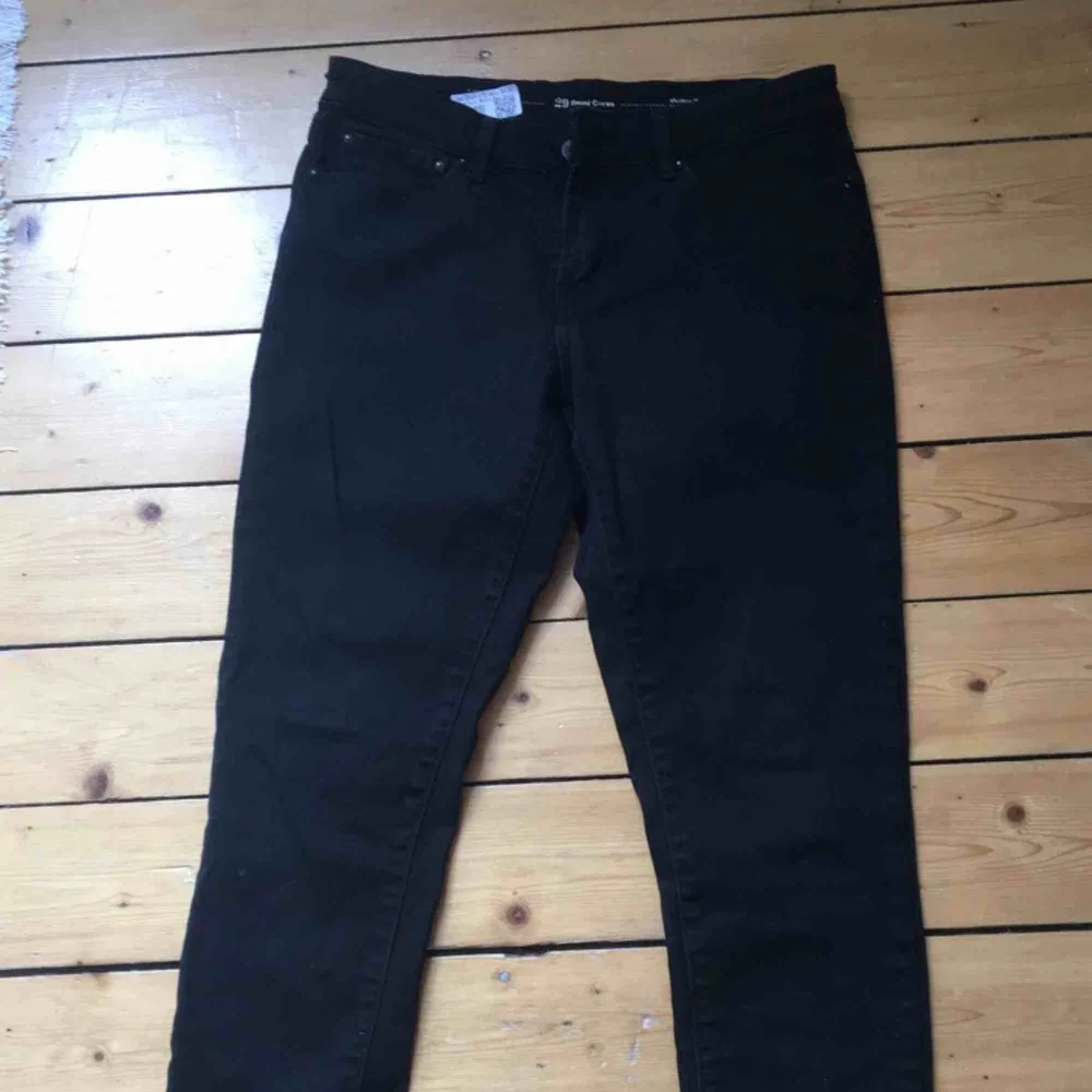 Svarta levi’s jeans i modell demi curve. Strl 29. Ev frakt tillkommer (70 kr) eller upphämtning i centrala Göteborg. . Jeans & Byxor.