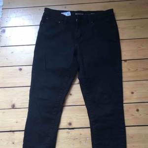 Svarta levi’s jeans i modell demi curve. Strl 29. Ev frakt tillkommer (70 kr) eller upphämtning i centrala Göteborg. 