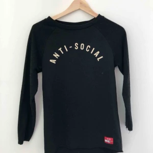  - Svart långarmad tröja från dropdead. Texten ”anti-social” på framsidan och en hand som pekar finger på baksidan. Sparsamt använd och god kvalité!<3 Kan mötas på roslagsbanan eller i stockholm, annars står du för frakt.