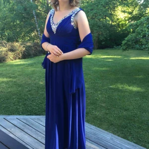  - En mörkblå balklänning men matchande scarf,  Har endast använt klänningen en gång och den är i gott skick. Det står storlek 6 i men passar mig som har S/M  Kontakta för mer information/bilder