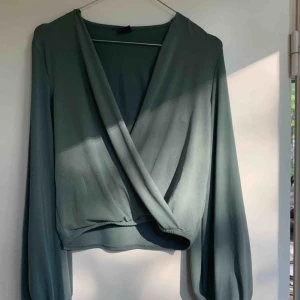  - Snygg blus/topp från GinaTricot i storlek XS! Säljes på grund av att den ej används. Möts upp i Stockholm eller fraktar! 💚