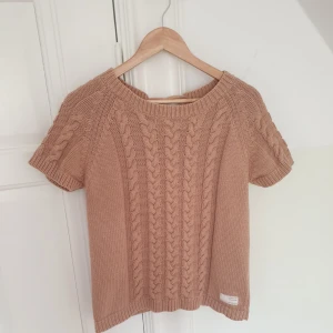  - Stickad tröja i fint skick. 