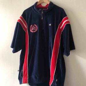  - Vintage Reebok Allan Iversson. Velour . Bra skick. Kan hämtas i Uppsala eller skickas mot fraktkostnad 