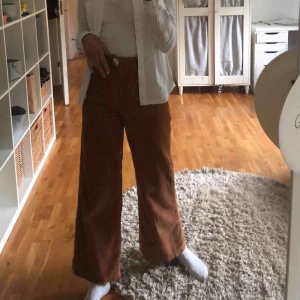  - Vida manchesterbyxor från chiquelle i storlek 34. Jag är 170 cm lång. Möts upp i Stockholm eller fraktar