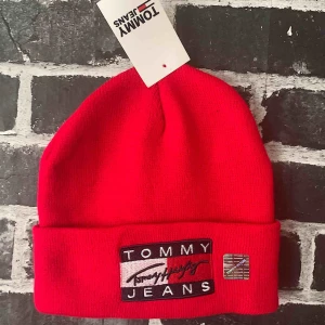 Utförsäljning - Tommy Jeans Mössa - Röd Tommy Jeans Mössa Storlek: ONE SIZE Frakt med spårnummer kostar 63kr