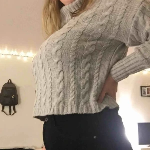  - En grå fin tröja från Ullared! Den har fina sömmar och passar perfekt vid denna årstiden. Skriv om du är intresserad!  OBS. Köparen betalar frakt själv, annars fixar vi det på nått annat sätt! 🥰