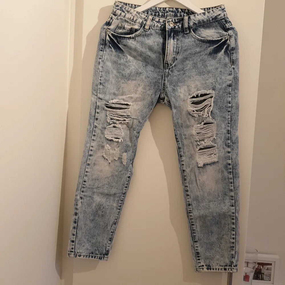 Slitna jeans, uppskattar storleken till xs. Aldrig använda. Köparen står för frakten! . Jeans & Byxor.