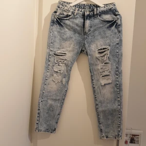 Jeans - Slitna jeans, uppskattar storleken till xs. Aldrig använda. Köparen står för frakten! 