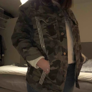  - Snygg militärjacka från Zara. Använd 1 gång.🍒🥰