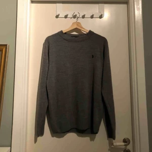  - 100% Cashmere tröja från Ralph lauren! Står xl i nacken, men sitter som L och funkar för alla! Frakt tillkommer