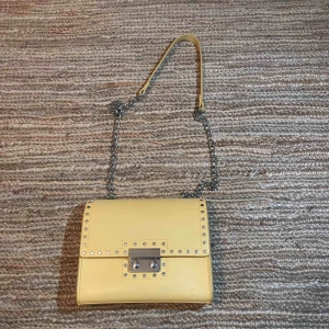  - Gul väska från Zara. Nyskick 