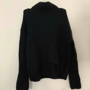  - Stickad mysig tröja från h&m. Väldigt fin mörkblå färg och väldigt snygg oversized passform. Passar alla mellan xs-m