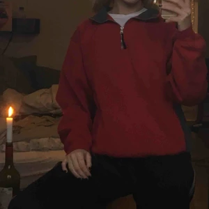  - så skön & fin röd träningströja/ myströja med dragkedja i kragen & en ficka som går sådär rakt igenom. frakt kostar 30kr! :-)