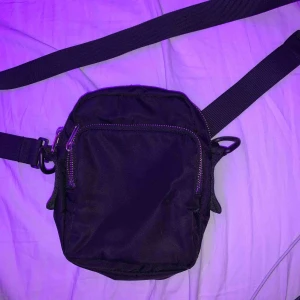  - As snygg crossover väska från Monki! Perfekt att ha på festival elr konsert etc. Bra skick utan flaws!