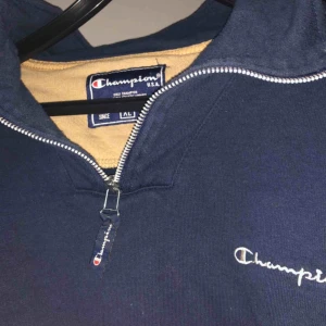  - En jättefin champion tröja som är bra skick. Den är i storlek XL och passar fint oversize men eftersom jag inte riktigt passar i det säljer jag! 