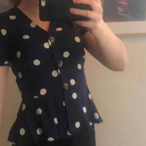  - Gullig blus från Springfield. Aldrig använd och köpt för ca 200kr. Strlk står inte men jag är 165cm och den passar mig bra (troligtvis XS/S). Kan förhandla om lägre pris. Kan antingen mötas upp i Stockholm eller frakta. Köpare står för frakt!🥰