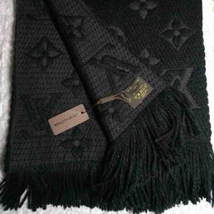 Ny oanvänd Louis Vuitton halsduk med lappar kvar, finns att hämta i sthlm/handen eller kan skickas mot frakt 🤗, Vid intresse smsa mig på 0761339494
