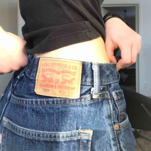  - Avklippta relativt långa Levis Shorts. Lite slitningar men i väldigt bra skick! Byxorna är lite för stora för mig så säljer därför men det är en svincool modell