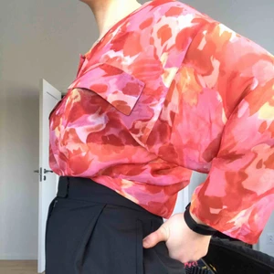  - Jättefin färgglad genomskinlig blus! Har inte kommit till användning men i bra skick!