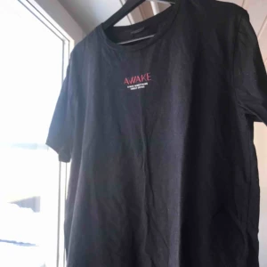  - Svart sweet sktbs t-shirt i strl L. Bra skick. Kan fraktas