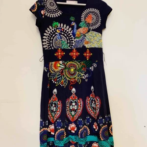  - Snygg blå klänning med mycket stenar. Använd ett par gånger men kommer inte längre till användning. Frakt tillkommer 