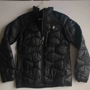  - Äkta Peak Performance jacka i strl XS. Säljs då jag köpt en ny! Jackan är i mycket fint skick utan hål eller slitningar. Finns att hämta i Malmö, kan skickas men då står köpare för frakten.