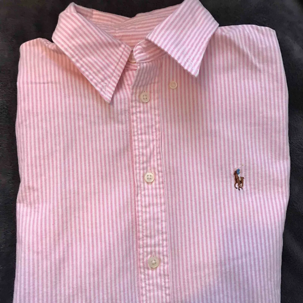 Ralph Lauren skjorta, använd 2 gånger så det är bra skick på skjortan. Köpte för över tusenlappen säljer nu för 250kr. Tröjor & Koftor.