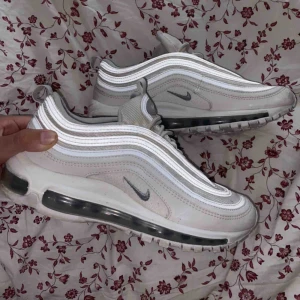  - säljer nu mina nike 97or || inte så vita men går att tvätta annars i bra skick || storlek 38,5 || säljer för 400kr + frakt 🦋