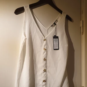 Vitt linne - Endast provad! Från Vera Moda, orginalpris 179kr. Kan skickas, köparen står för frakt