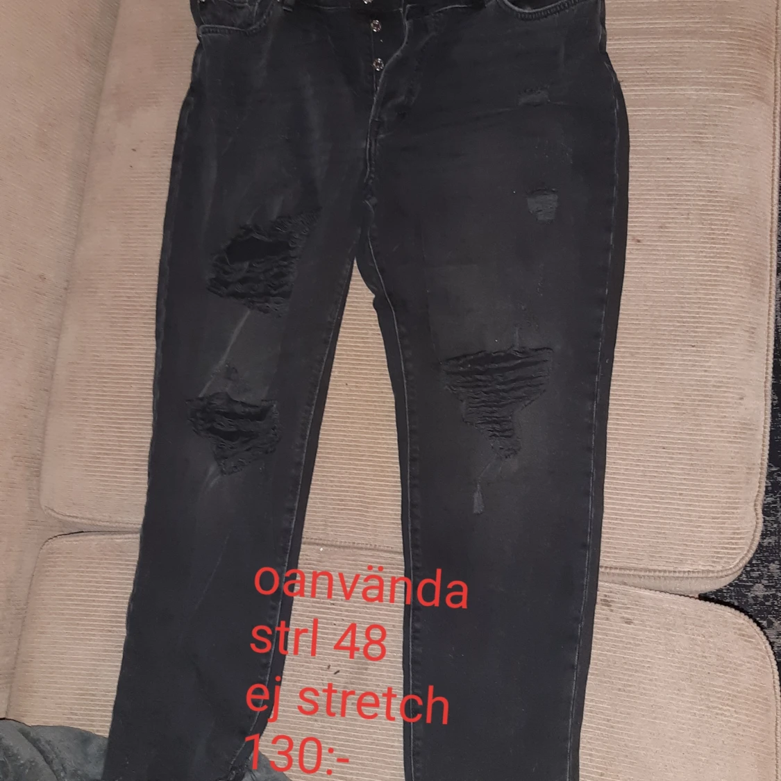 Svarta jeans med slitningar 