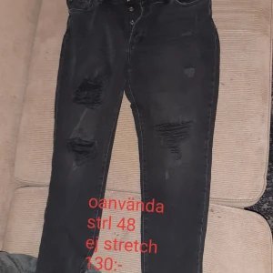 Svarta jeans med slitningar  - Oanvända, ej stretch 