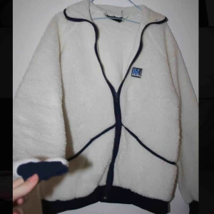  - Super fin, vintage Helly Hansen flis. Med marinblå detaljer 