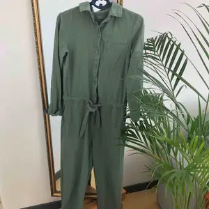 Fin boilersuit stil jumpsuit från Vero Moda. Militär grön. Storlek xs men passar även s. Använd 1 gång. Har fler bilder. Kan skickas annars finns i Malmö! Köpt för 599:- 