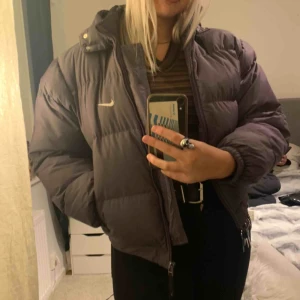  - Skiiiitsnygg vintage nike lila pufferjacka! Använder den inte så bäst att sälja vidare till någon med fet stil! Så snygg och cond 8/10. Fraktar men köparen får stå för de annars möts jag upp i thn/vbg!