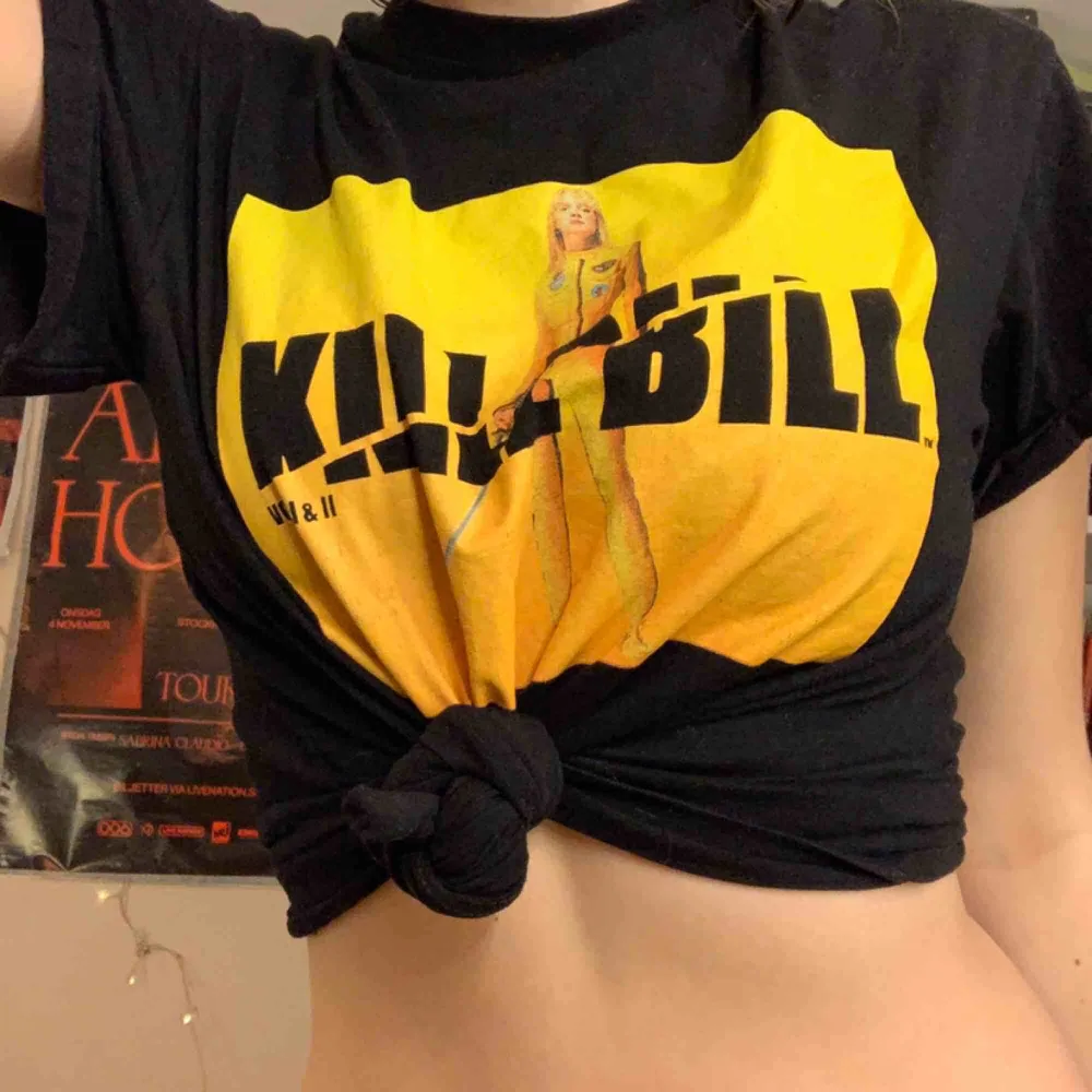 Svart t-shirt från Bershka med motiv. Perfekt skick. Motivet föreställer Kill Bill volym 1s framsida. . T-shirts.
