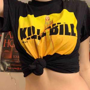 Svart t-shirt från Bershka med motiv. Perfekt skick. Motivet föreställer Kill Bill volym 1s framsida. 