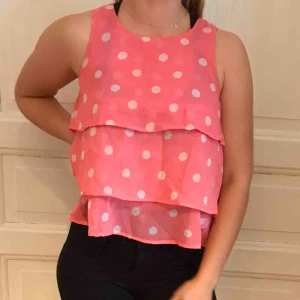  - Gulligt rosa linne med vita prickar. Passar upp till en S