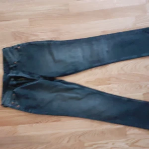 Cheep monday  - Nya cheep monday modellen är ganska rak i benen slutar  ovanför fotknölen så något kortare modell. 120 sek oanvända med lapparna kvar.