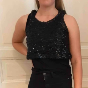  - Denna sitter jätte fint på. Det är ett svart linne som har ett linne över som är glitter (om ni förstår) :)