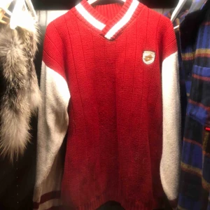  - As ball oversized college tröja köpt 400 kr vintage då den är bra kvalite! Älskar den, har perfekt passform, skönt kvalité. kan stylea den på olika sätt, som en oversized tröja som går över rumpan eller stoppa in den lite i byxorna är den kortare också🦋