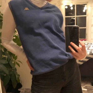  - Cool väst😎 märket är Kappa men den är köpt på humana några veckor sedan, superbra skick🥰Köpare står för frakt 🚚 