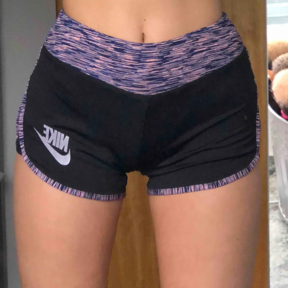 Supersköna träningsshorts från Nike, knappt använda. Väldig stretchiga så passar xs-m. Köparen står för frakten🧚🏽‍♀️🧚🏽‍♀️. Shorts.