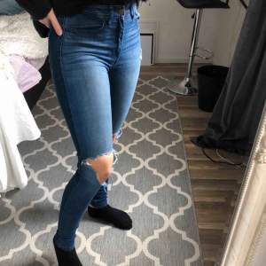 Jeans från Hollister i modellen ”super skinny”. Hålen är gjorda hemma. Kom med bud. 🙌