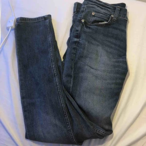 Jeans  - Använda ett fåtal gånger, nypris 400kr. Skönt material     Slim fitt byxor.