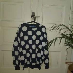 Adidas Longsleeve - Gullig Adidas longsleeve i "förkläde" material ish 💛 Har endast använt den i danssammanhang och har numera lagt dansskorna på hyllan så jag kommer inte ha användning för den 😊 BUDA på för att göra en riktigt grym deal. St. L