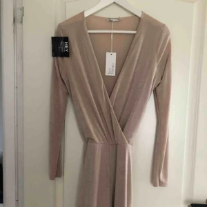  - Mycket fin byxdress från Nelly aldrig använd lappar finns kvar