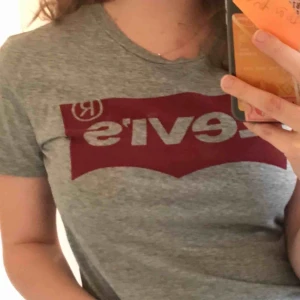  - Grå Levis tröja i bra skick!! Kan mötas upp i Uppsala eller så tillkommer frakt 💕