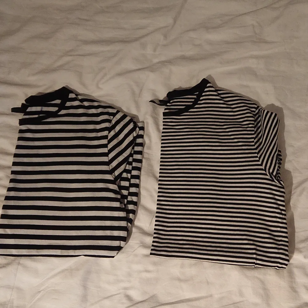 Säljer dessa två snygga men enkla T-shirts då dom är för små. Båda är köpta på H&M för respektive 190kr. Dom är båda i Topp skick och används av både tjejer och killar. (Står i storlek L men sitter som M) . T-shirts.