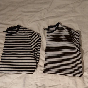 Svart Vit randiga T-shirts  - Säljer dessa två snygga men enkla T-shirts då dom är för små. Båda är köpta på H&M för respektive 190kr. Dom är båda i Topp skick och används av både tjejer och killar. (Står i storlek L men sitter som M) 