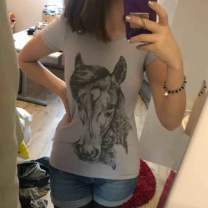  - En fin häst T-shirt. Har blivit använd en del, det finns två små fläckar från målarfärg, den ena syns på sista bilden och den andra är på armhålan. 
